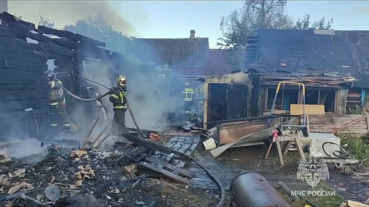 При пожаре в частном доме в Кингисеппском районе погибли два человека