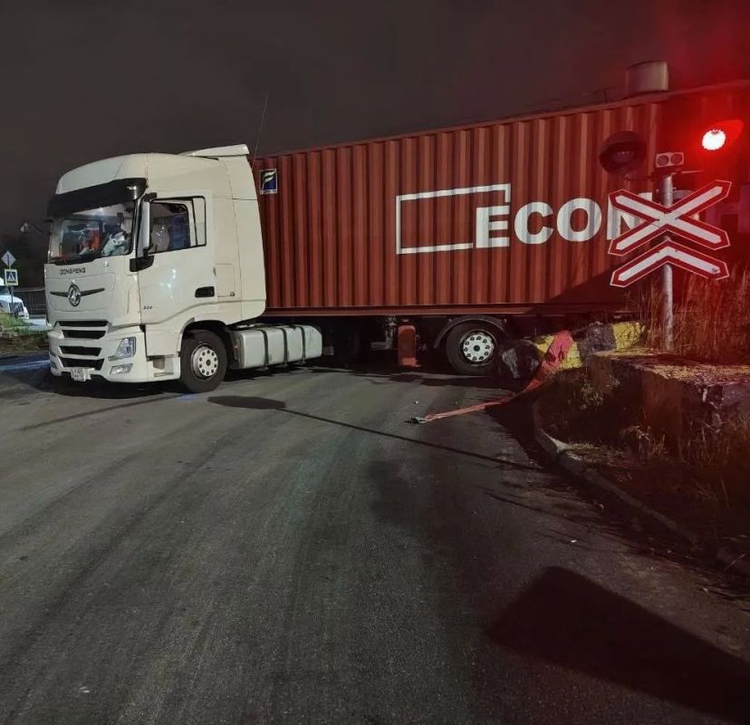 На железнодорожном переезде станции Автово грузовик столкнулся с маневровым локомотивом На железнодорожном переезде станции Автово грузовик столкнулся с маневровым локомотивом