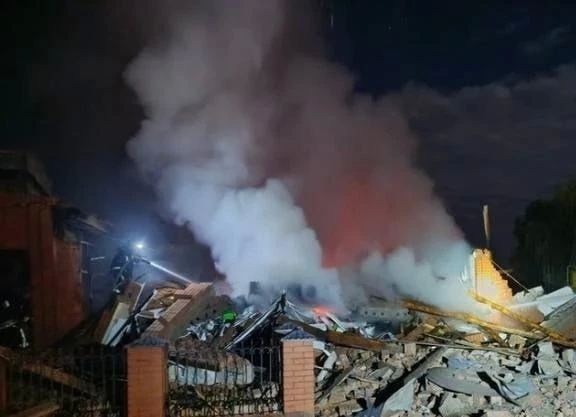 Уничтоженное здание магазина "Спутник" в Изюме, где осуществлялся ремонт поврежденных БПЛА Уничтоженное здание магазина "Спутник" в Изюме, где осуществлялся ремонт поврежденных БПЛА