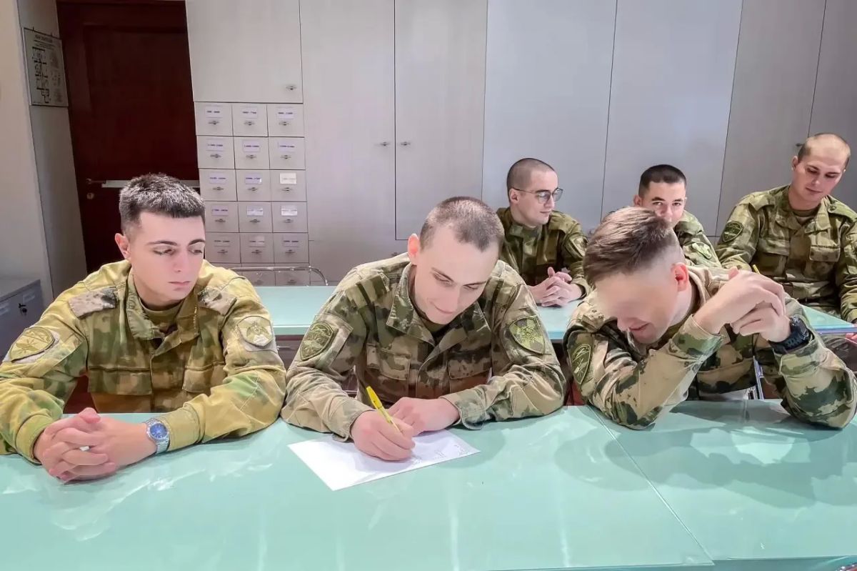 В Санкт-Петербурге военнослужащие батальона связи Северо-Западного округа Росгвардии, стали участниками исторического квиза, посвященному акции "Звуки России" В Санкт-Петербурге военнослужащие батальона связи Северо-Западного округа Росгвардии, стали участниками исторического квиза, посвященному акции "Звуки России"