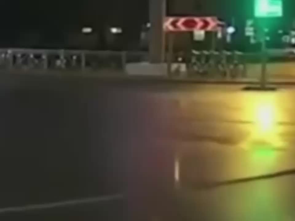 Блондинку на Mercedes нашли по видео после остановки прямо на пешеходном переходе в Петербурге