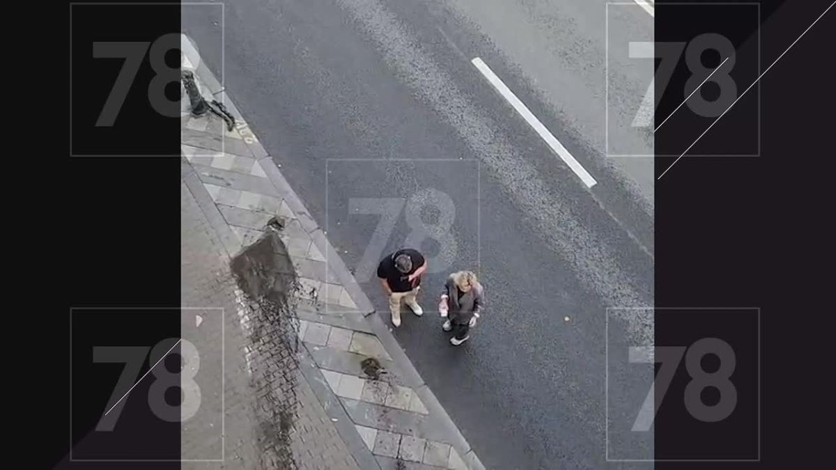 Машина влетела в ограждение на Петроградской
