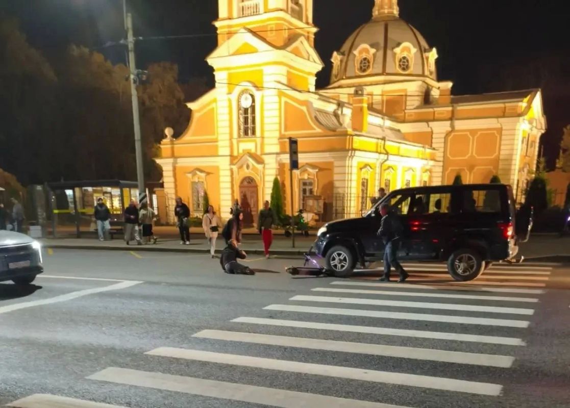 В Красном Селе УАЗ сбил двоих человек на самокате прямо на «зебре» В Красном Селе УАЗ сбил двоих человек на самокате прямо на «зебре»