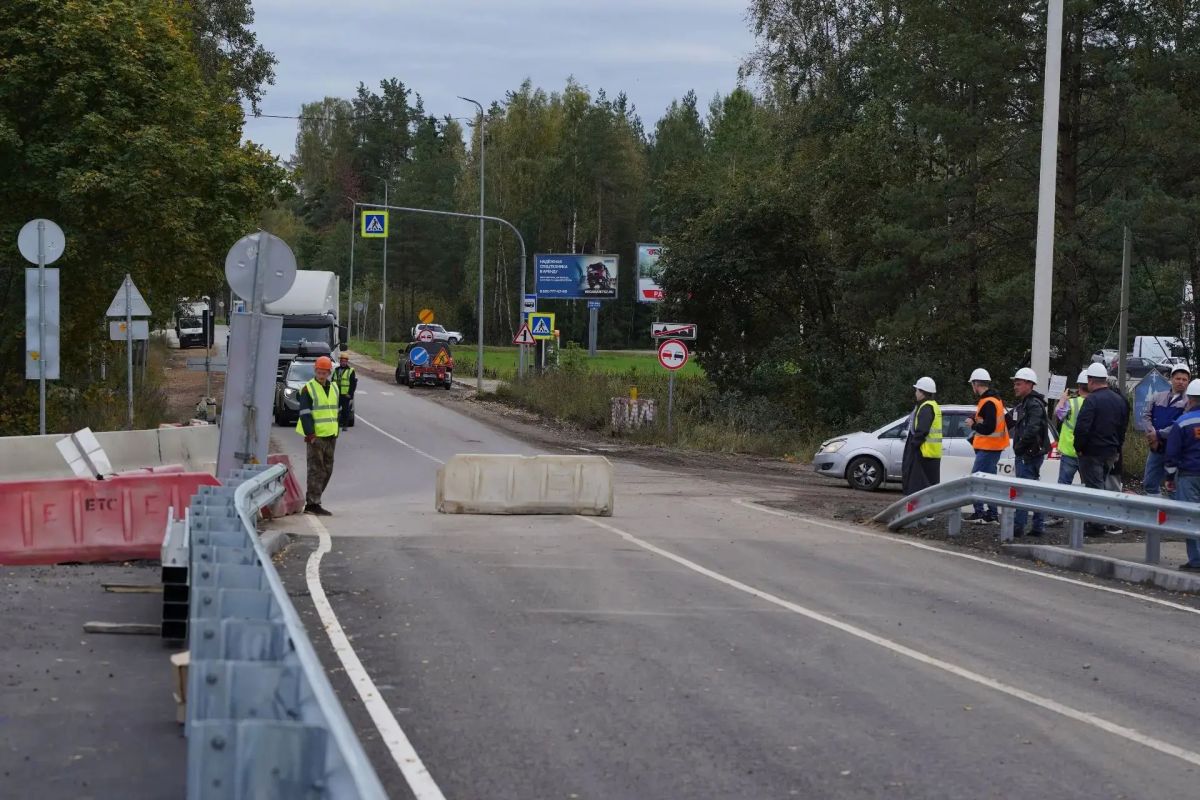 По мосту через реку Лугу в Кингисеппском районе открыли движение По мосту через реку Лугу в Кингисеппском районе открыли движение