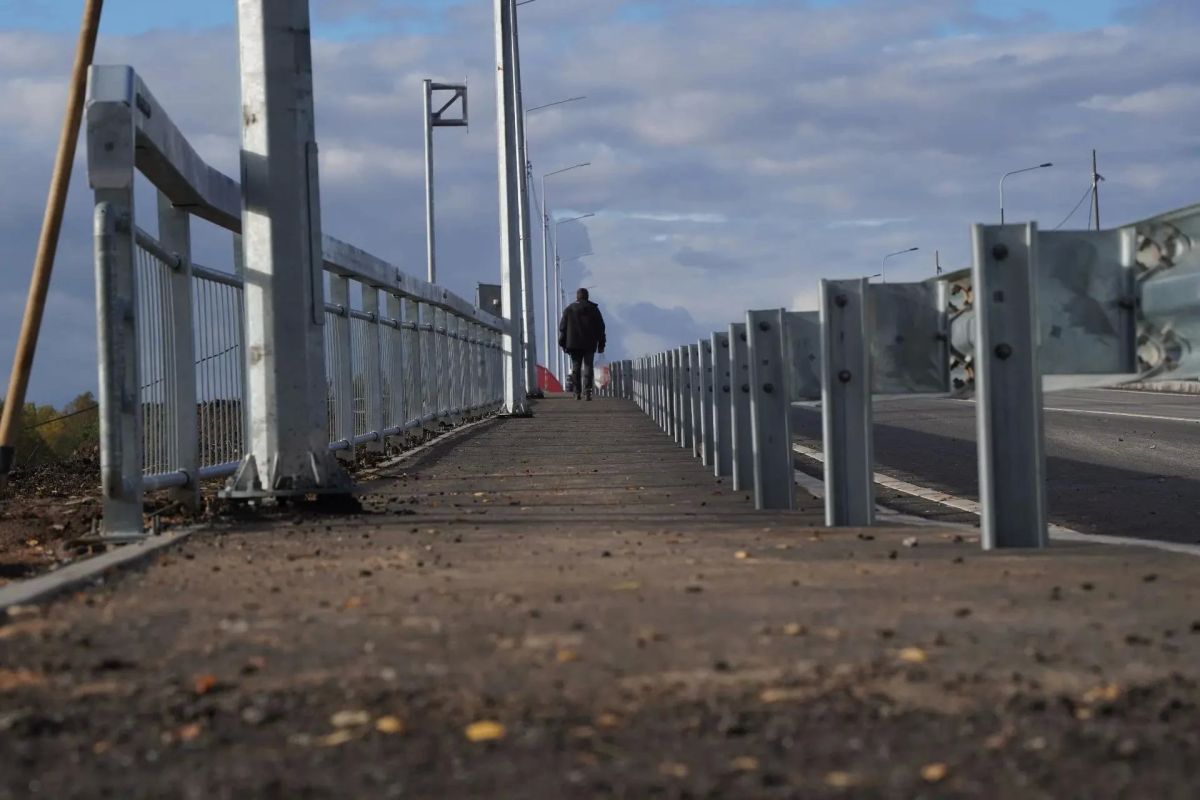 Движение по мосту через реку Луга открыли в Ленобласти Движение по мосту через реку Луга открыли в Ленобласти