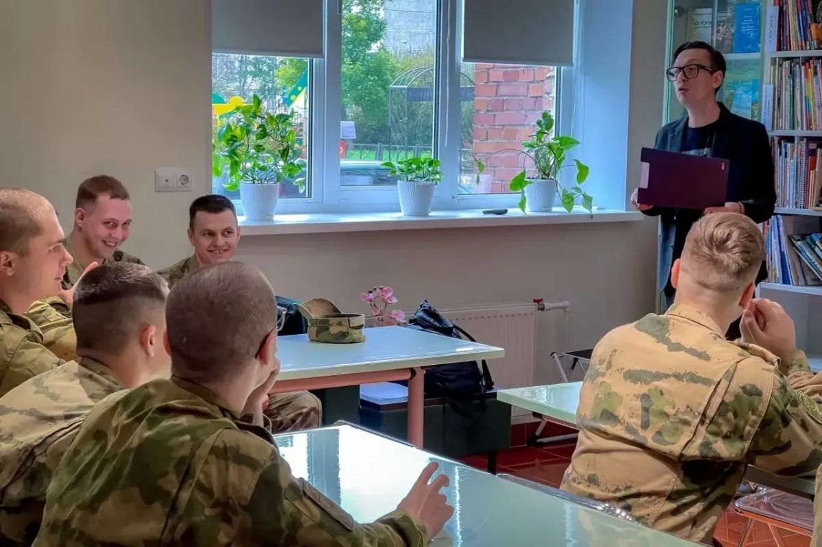 В Санкт-Петербурге военнослужащие батальона связи Северо-Западного округа Росгвардии, стали участниками исторического квиза, посвященному акции "Звуки России" В Санкт-Петербурге военнослужащие батальона связи Северо-Западного округа Росгвардии, стали участниками исторического квиза, посвященному акции "Звуки России"