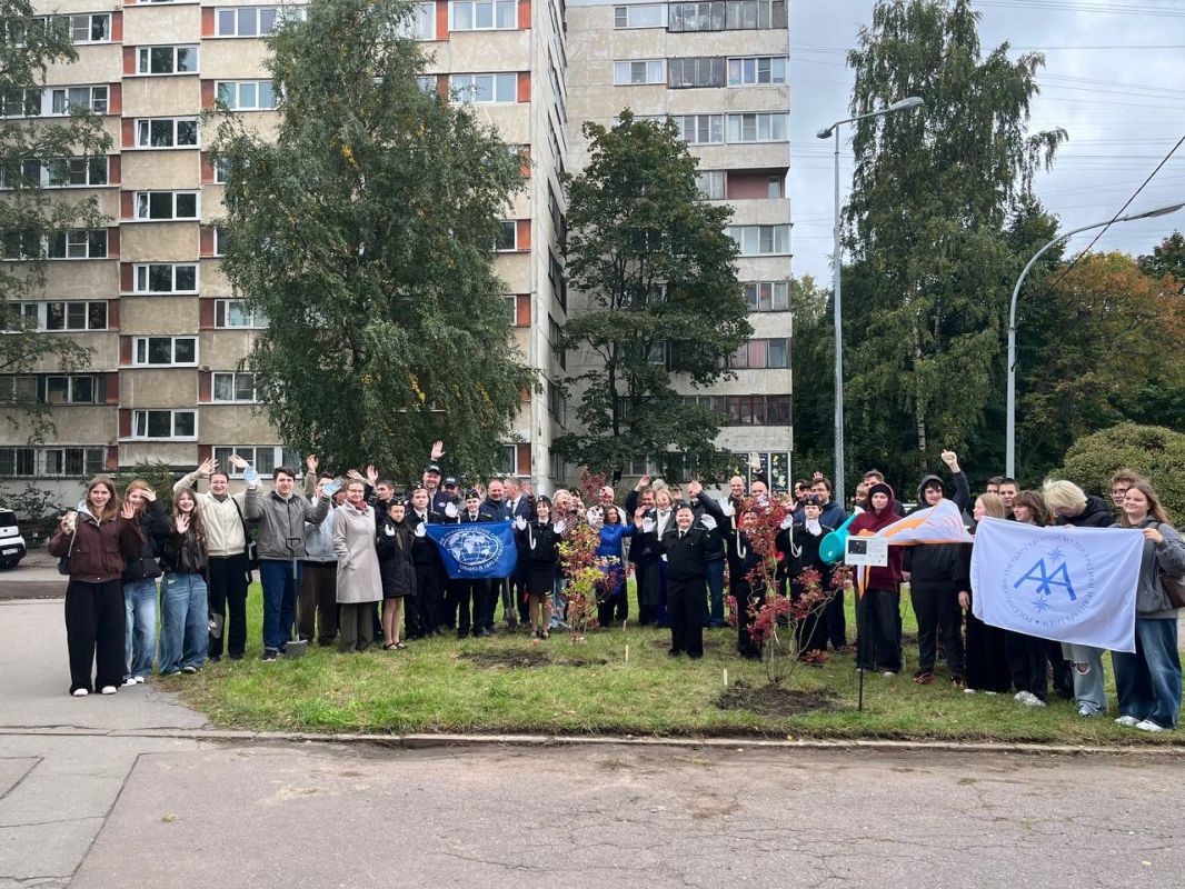 Сегодня в Петербурге присоединился к акции «Сад памяти героев Арктики» Сегодня в Петербурге присоединился к акции «Сад памяти героев Арктики»