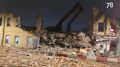 Обломки при сносе дома в Невском районе разгромили грузовик