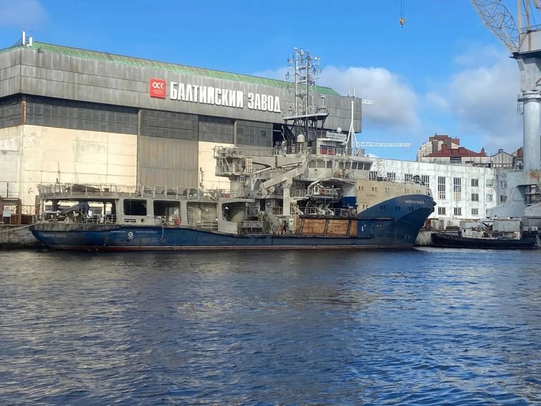 В Санкт-Петербурге окончательно подняли буксир "Капитан Ушаков" из Невы спустя 13 месяцев
