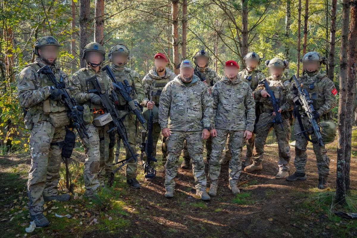 Военнослужащие Главного центра «Гридень» Росгвардии в ходе финала X Международных соревнований по практической стрельбе «Вечно живые» (троеборье) на Кубок губернатора Санкт-Петербурга