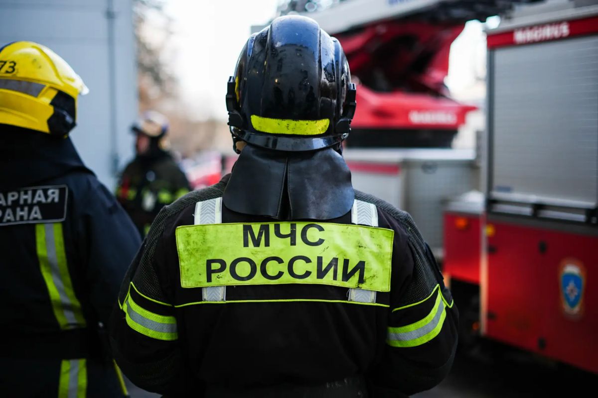 На лакокрасочном заводе в Ленобласти вспыхнул ангар