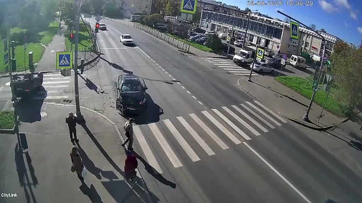 Кроссовер перевернулся перед пешеходами в Красном Селе
