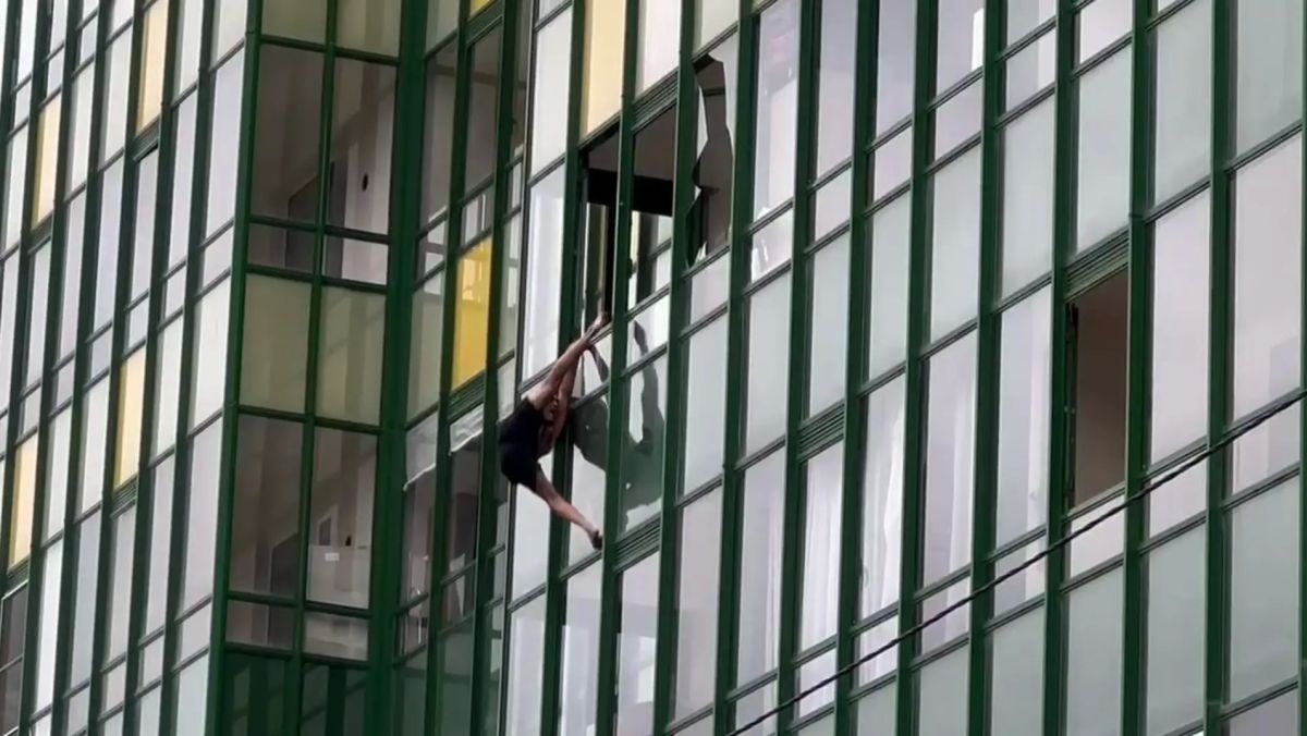 В Мурино "человек-паук" начал демонстрацию чудес эквилиблистики на балконе, а закончил на земле В Мурино "человек-паук" начал демонстрацию чудес эквилиблистики на балконе, а закончил на земле