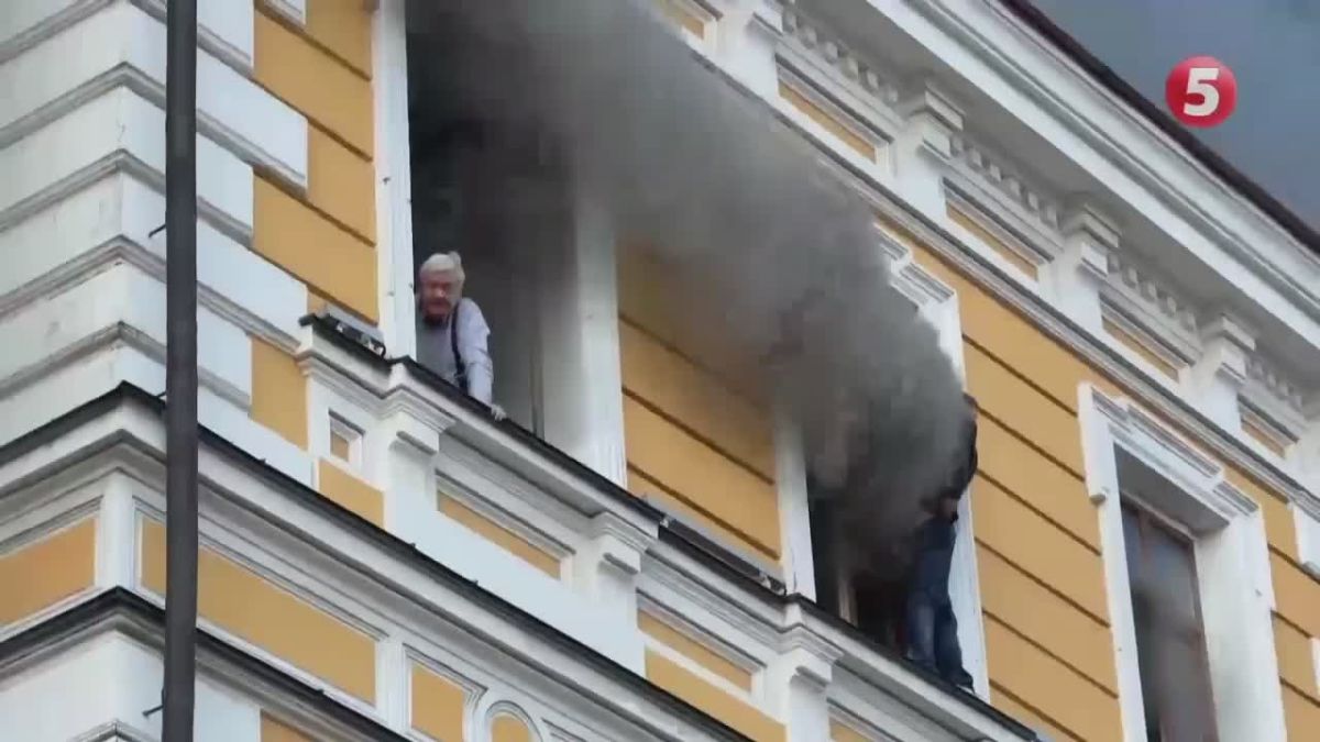 Юлия Витязева: Для тех, кто до соплей и пещерного антисемитизма в мой адрес переживал за «нивчемневиноватых киевлян», сообщаю: мужчина, который выбрался из окна третьего этажа горящего здания НАН Украины, смог успешно...
