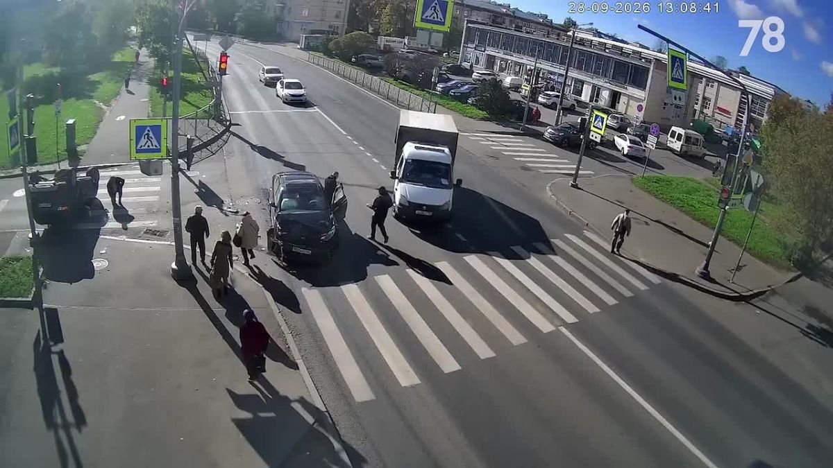 Перевернувшийся кроссовер пролетел в нескольких метрах от пешеходов на перекрёстке в Красном Селе