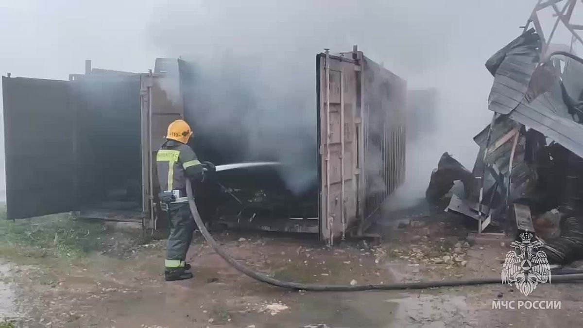 В Волосовском районе Ленобласти сгорел ангар