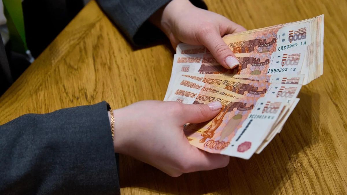 На зарплаты чиновников и депутатов Петербурга планируют направить 4,6 млрд рублей