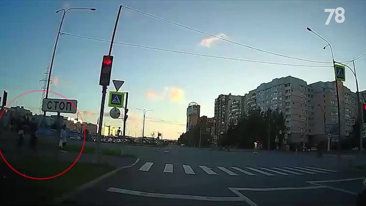 Самокатчик попал под колёса автомобиля на пересечении улицы Авиаконструкторов и Шуваловского проспекта