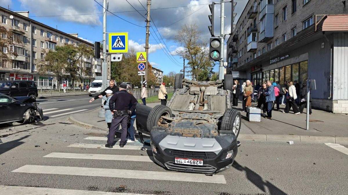 Перевернувшийся кроссовер пролетел в нескольких метрах от пешеходов на перекрёстке в Красном Селе Перевернувшийся кроссовер пролетел в нескольких метрах от пешеходов на перекрёстке в Красном Селе