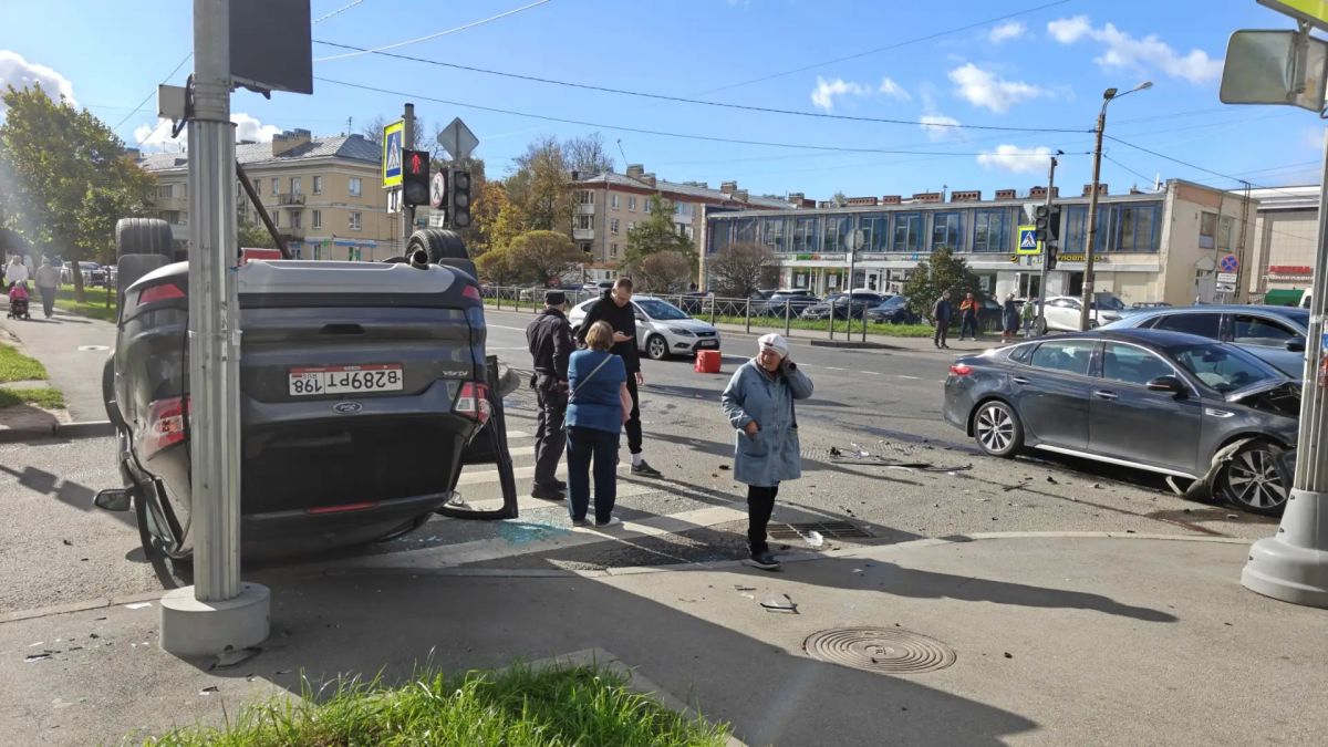 Перевернувшийся кроссовер пролетел в нескольких метрах от пешеходов на перекрёстке в Красном Селе Перевернувшийся кроссовер пролетел в нескольких метрах от пешеходов на перекрёстке в Красном Селе