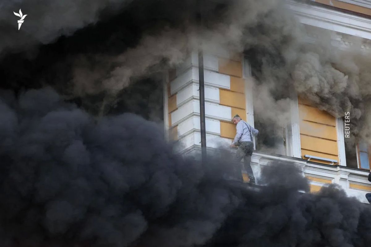 После удара по центру Киева сгорело здание Академии наук Украины После удара по центру Киева сгорело здание Академии наук Украины
