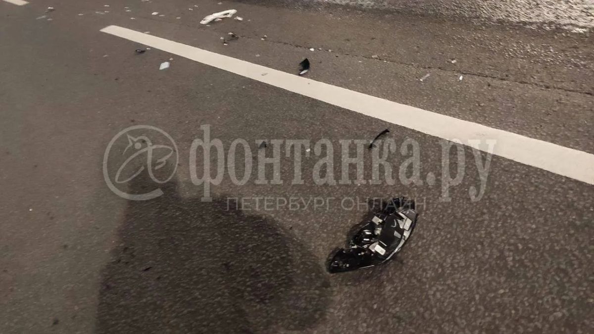Роллер вылетел под машину, выполняя трюк у Ростральных колонн. На видео — пример, как делать не надо Роллер вылетел под машину, выполняя трюк у Ростральных колонн. На видео — пример, как делать не надо