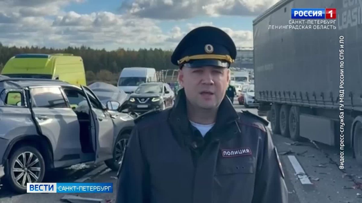 На КАД грузовик протаранил сразу три легковых автомобиля, один человек погиб