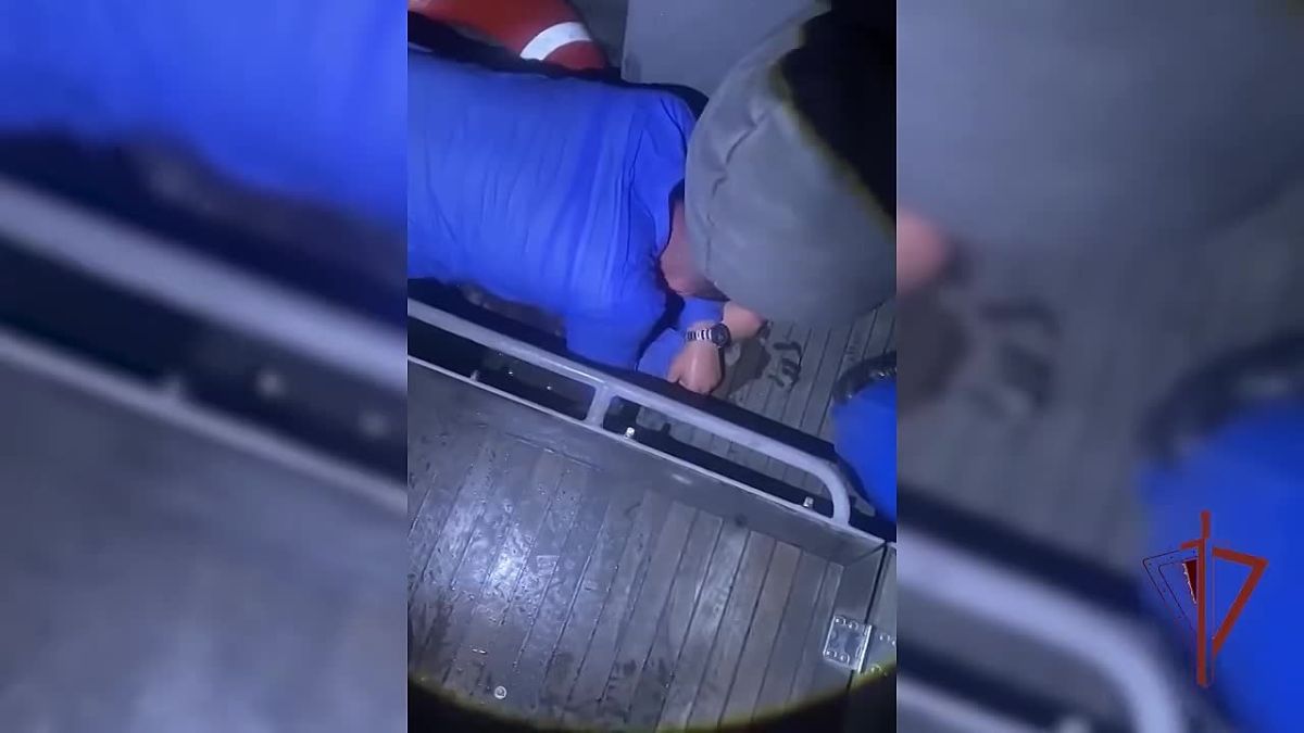 В Санкт-Петербурге экипаж катера ОМОН Росгвардии спас мужчину, упавшего с прогулочного теплохода в Неву