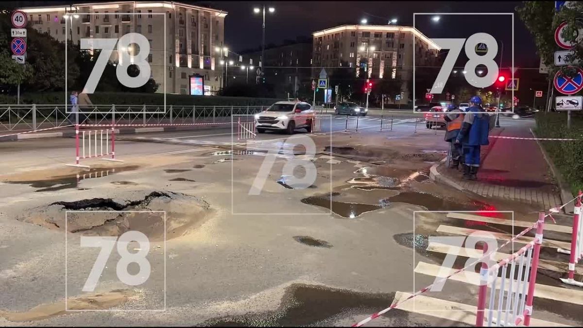 На Фрунзе асфальт провалился на глубину около метра