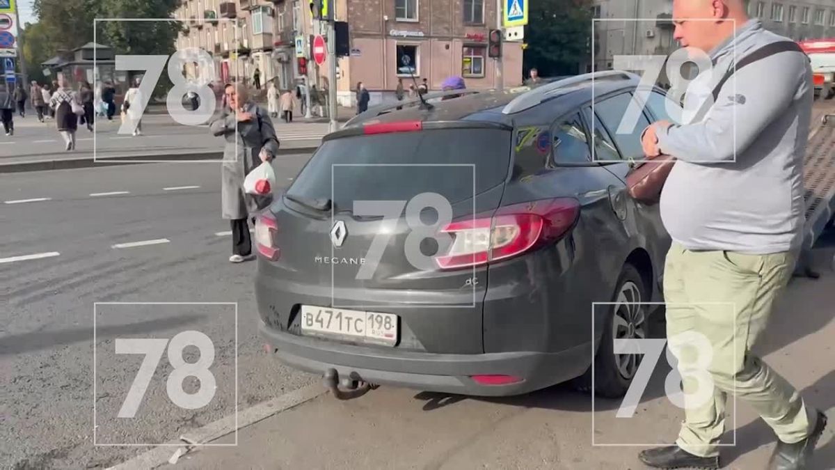 Два пешехода пострадали в ДТП у «Елизаровской» — столкнулись две легковушки
