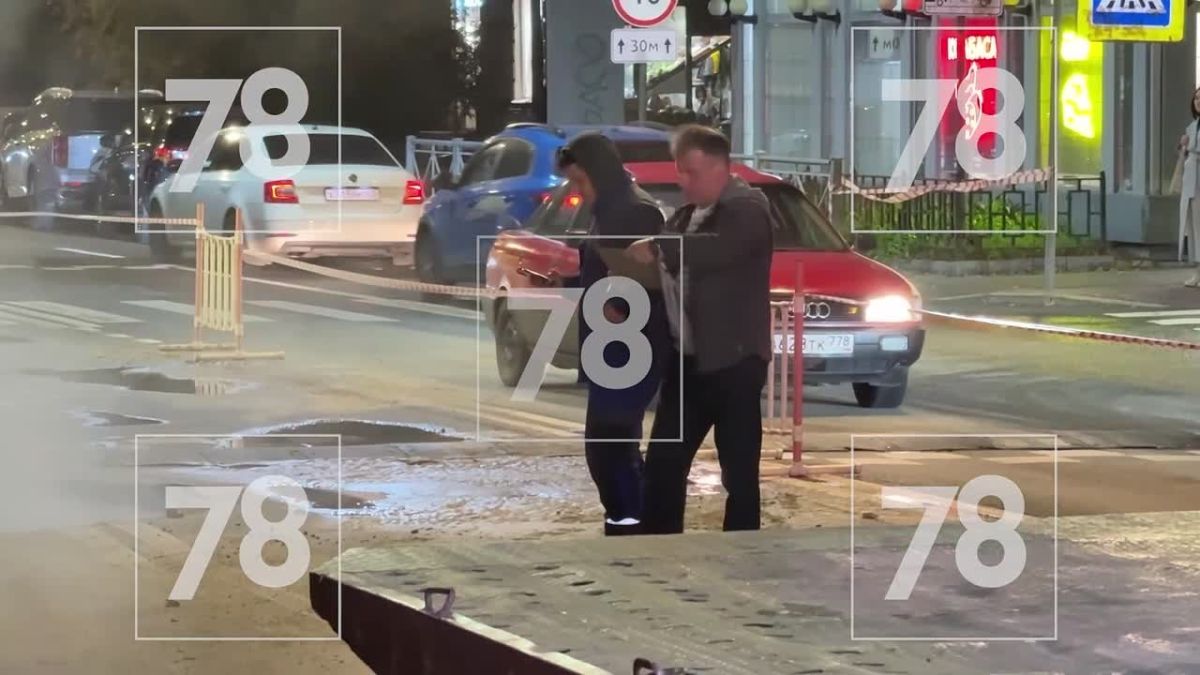 Асфальт не выдержал: в Московском районе машина провалилась в яму с кипятком