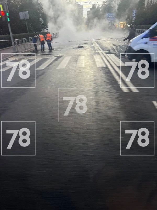 На Московском проспекте прорвало трубу с кипятком На Московском проспекте прорвало трубу с кипятком