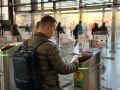 Пассажиры смогут проходить к электричкам в Петербурге по NFC