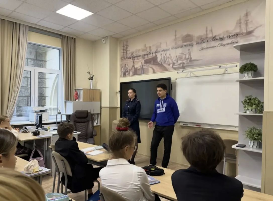 В школах Санкт-Петербурга прошли патриотические мероприятия, приуроченные ко Дню воссоединения новых регионов с Россией В школах Санкт-Петербурга прошли патриотические мероприятия, приуроченные ко Дню воссоединения новых регионов с Россией