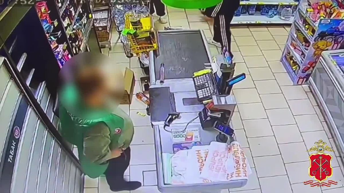 Мужчина взорвал пиротехническую гранату у магазина в Ленобласти