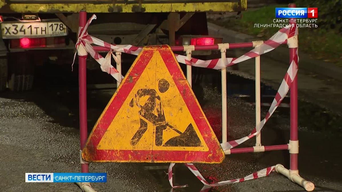В Московском районе в яму с кипятком провалилась легковая иномарка