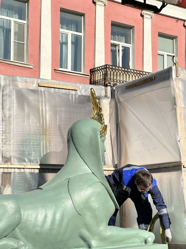 Сфинксы вернулись на Египетский мост после реставрации Сфинксы вернулись на Египетский мост после реставрации