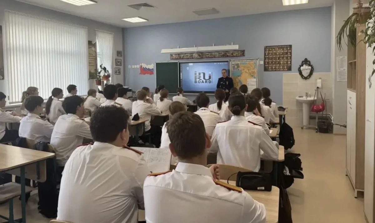 В школах Санкт-Петербурга прошли патриотические мероприятия, приуроченные ко Дню воссоединения новых регионов с Россией