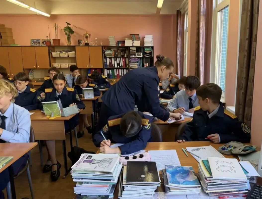 В школах Санкт-Петербурга прошли патриотические мероприятия, приуроченные ко Дню воссоединения новых регионов с Россией В школах Санкт-Петербурга прошли патриотические мероприятия, приуроченные ко Дню воссоединения новых регионов с Россией