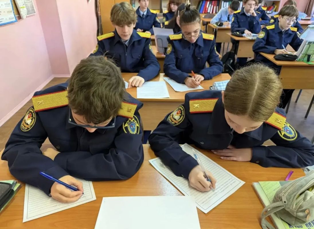 В школах Санкт-Петербурга прошли патриотические мероприятия, приуроченные ко Дню воссоединения новых регионов с Россией В школах Санкт-Петербурга прошли патриотические мероприятия, приуроченные ко Дню воссоединения новых регионов с Россией