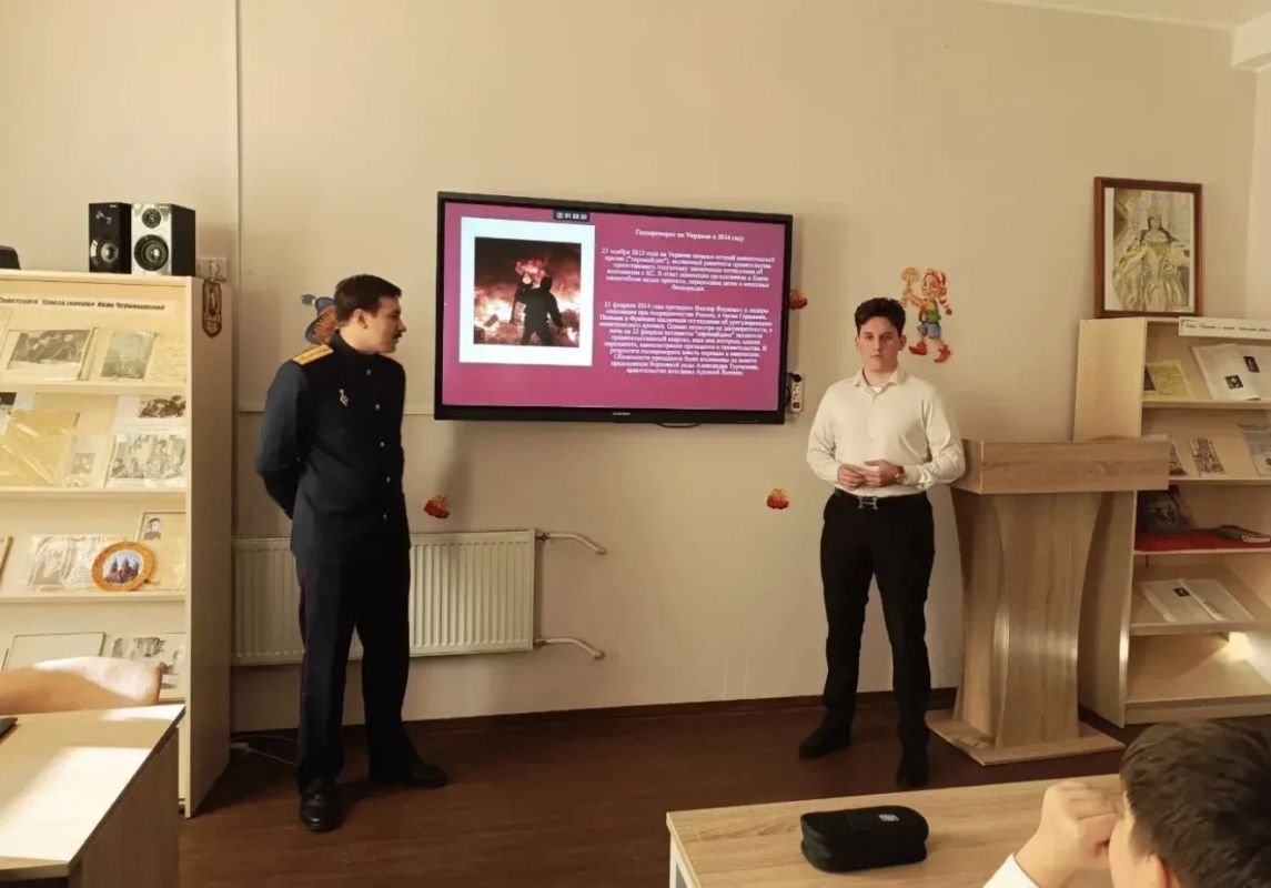 В школах Санкт-Петербурга прошли патриотические мероприятия, приуроченные ко Дню воссоединения новых регионов с Россией В школах Санкт-Петербурга прошли патриотические мероприятия, приуроченные ко Дню воссоединения новых регионов с Россией