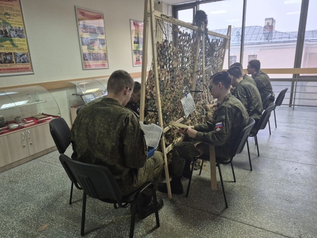 Студенты Санкт-Петербургского экономического университета плетут маскировочные сети