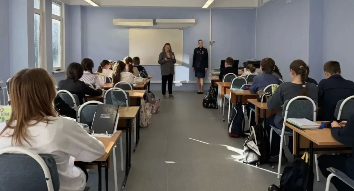В школах Санкт-Петербурга прошли патриотические мероприятия, приуроченные ко Дню воссоединения новых регионов с Россией В школах Санкт-Петербурга прошли патриотические мероприятия, приуроченные ко Дню воссоединения новых регионов с Россией