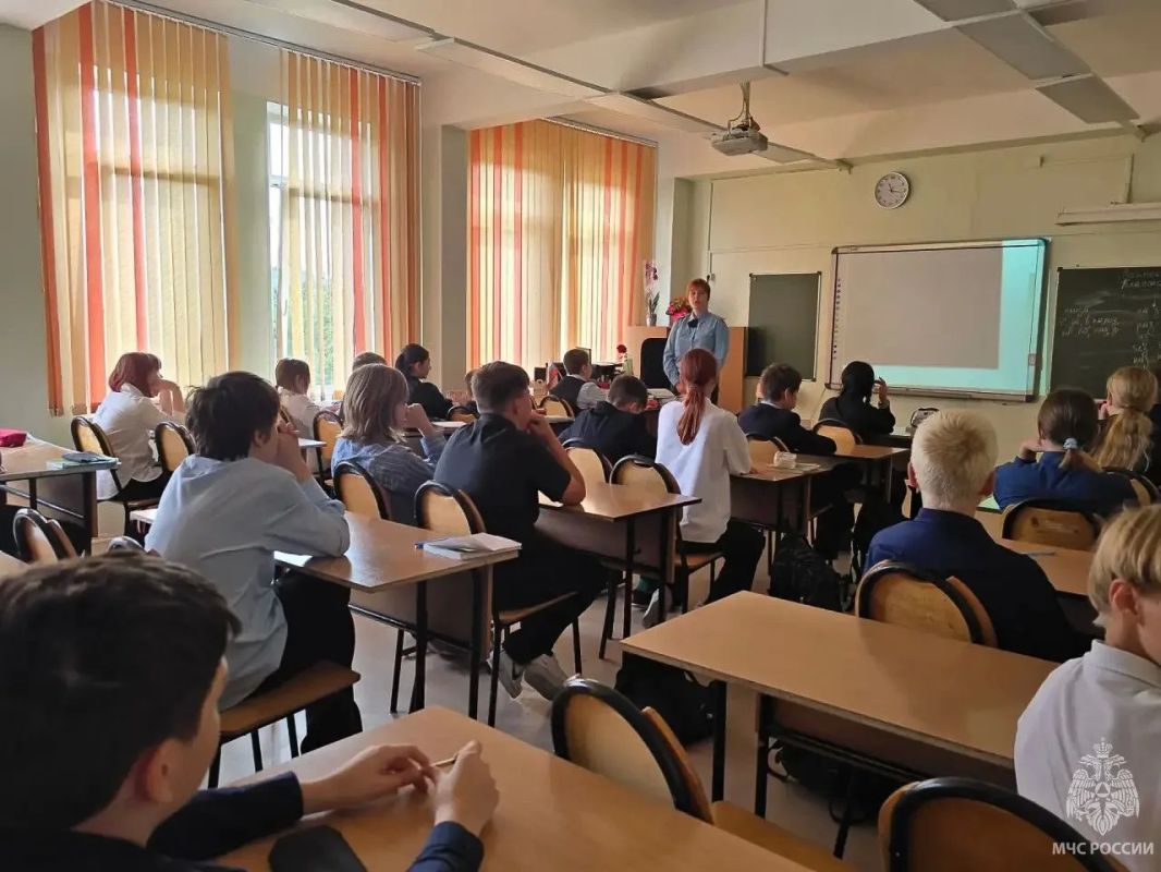 В преддверии Дня гражданской обороны России в образовательных учреждениях города на Неве проходят занятия по безопасности