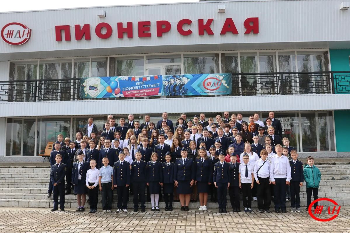 Сегодня, 30 сентября, состоялась торжественная линейка, посвященная закрытию 54-го сезона летней учебно-производственной практики на Донецкой детской железной дороге им. В.В. Приклонского Донецкого филиала ФГУП «ЖДН» Сегодня, 30 сентября, состоялась торжественная линейка, посвященная закрытию 54-го сезона летней учебно-производственной практики на Донецкой детской железной дороге им. В.В. Приклонского Донецкого филиала ФГУП «ЖДН»