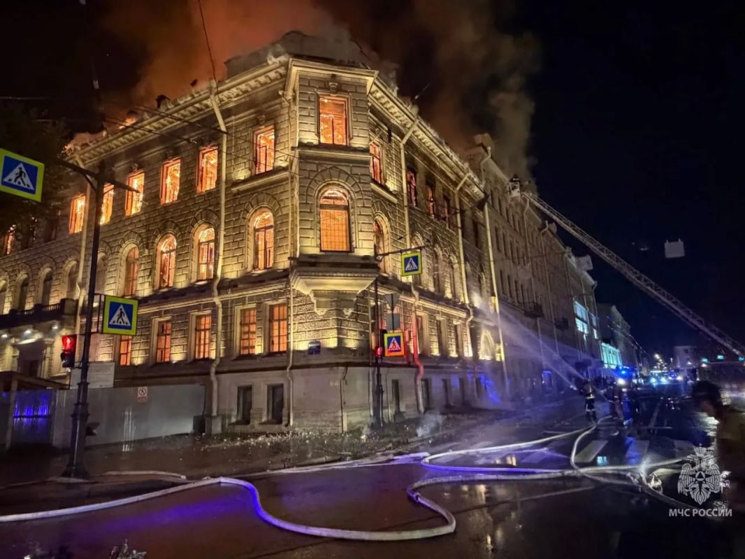 Ранг пожара в особняке Миллера у Исаакиевского собора в Петербурге повысили до третьего, сообщает МЧС региона