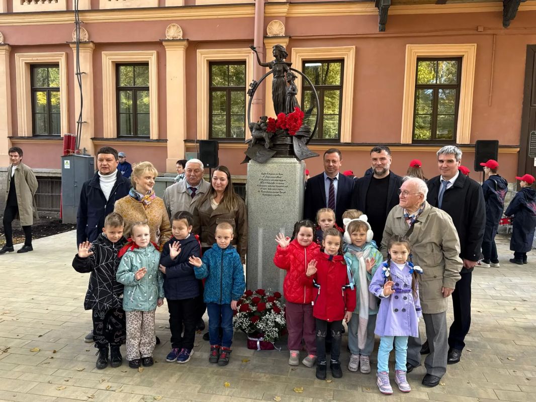 В Год дошкольного образования в Санкт-Петербурге открыли сквер и памятник, посвященные воспитателям