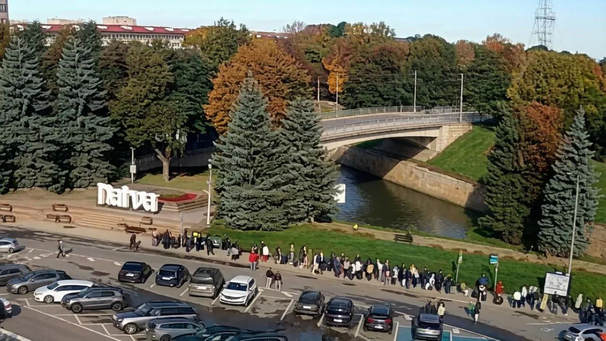 Заложники поневоле: Эстонские пограничники устроили людям ночёвку на мосту Заложники поневоле: Эстонские пограничники устроили людям ночёвку на мосту
