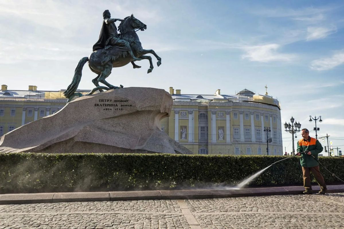 Подготовка к зиме началась в Петербурге