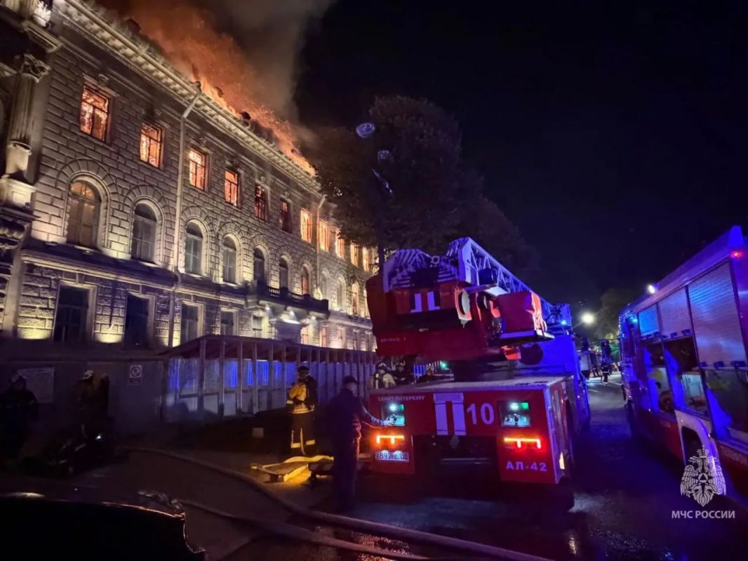 Площадь пожара в особняке К. Л. Миллера у Исаакиевского собора в Санкт-Петербурге выросла до 2000 кв. м, сообщили в пресс-службе МЧС